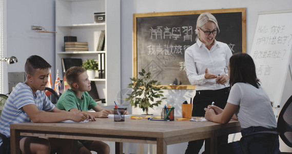 中长一针教师向中文班学生解图片