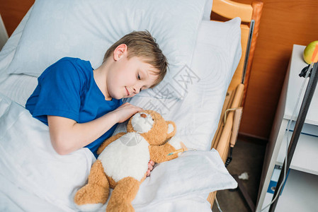 躺在医院床上的小男孩Ted图片