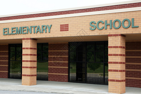现代学校建筑外墙有砖头外面上写着背景图片