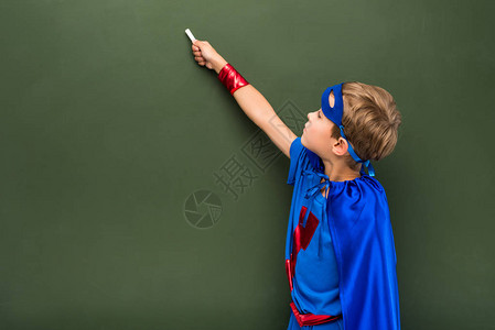 穿着蓝色超级英雄服装的中小学生图片
