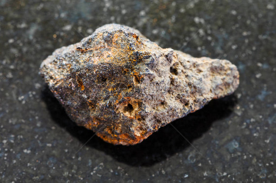 天然矿物岩石标本的宏观拍摄深色花岗岩背景上的原始Psilomelan图片