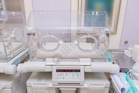 医院产后室的婴儿保育箱图片