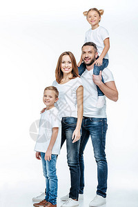 欢乐的一家人穿着白色T恤衫和牛仔裤站在一起图片
