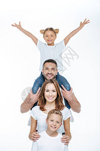 穿着白色T恤的微笑家庭一起玩得开心看着在白色上图片