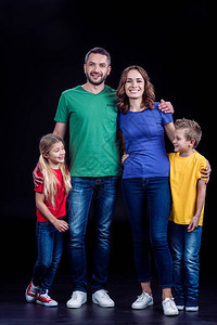幸福的一家人一起站在一起穿着黑色孤立图片
