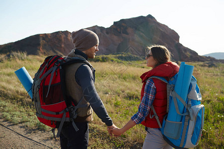快乐的年轻夫妇一起在山上旅行图片