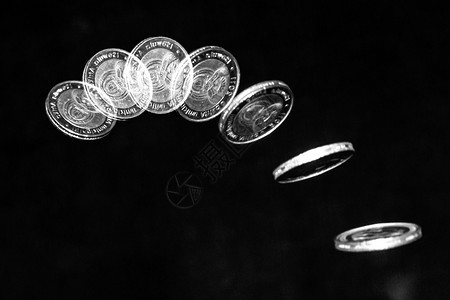 使用闪光捕捉硬币在空中抛浮时的动作而生成的斯图片