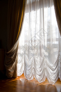 窗帘挂在窗户附近营造出一种舒适感图片