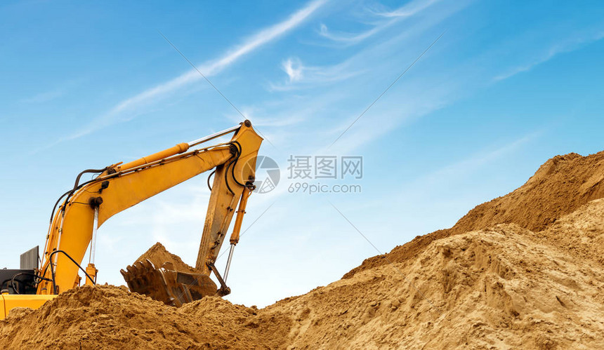 建筑工地挖掘机和大量泥土正在施工图片