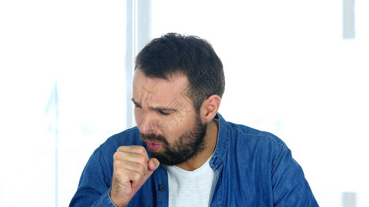 咳嗽坐在办公室咳嗽的病人图片