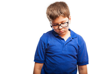 一个戴眼镜的小男孩的演唱室肖像图片