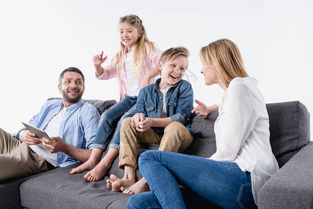 坐在沙发上快乐互动的caucasian家庭一图片