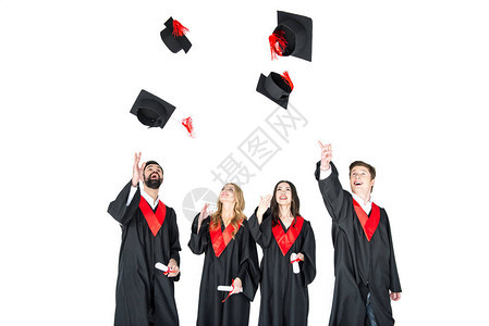 带着毕业证书的快乐年轻学生们扔着孤立在白图片