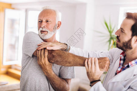 人类有脊椎骨器官调整物理治疗运动损伤康复高龄男子在生殖器官中心进行图片