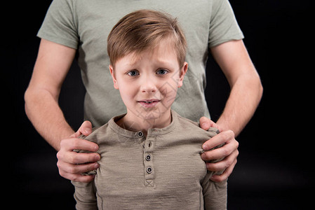 父亲把害怕的小儿子的手放在肩膀上家庭问题概念图片
