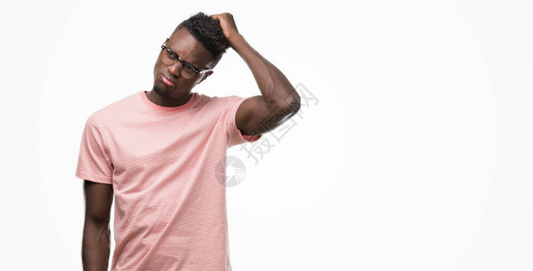 穿着粉红色T恤的年轻非洲美国人迷惑和好奇问题图片