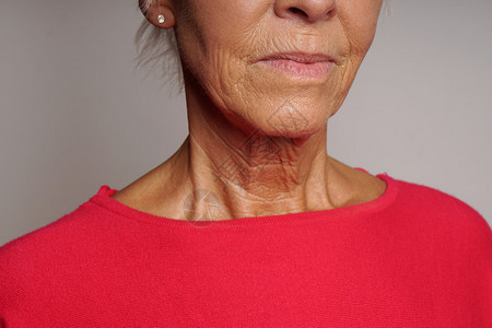 颈部和脸部的成年妇图片
