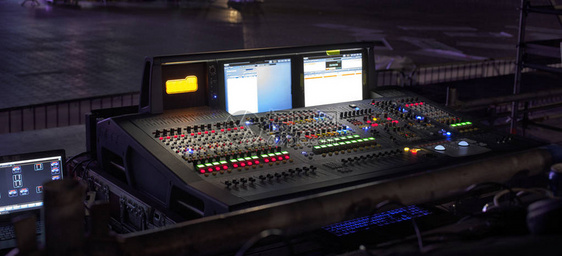 音乐技术人员和设备概念在录音室使用混图片