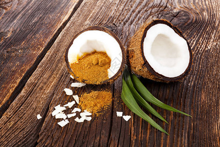 椰子糖新鲜健康的椰子半分在木制图片