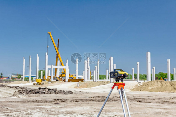 测量员确保在进行大型建筑项目之前图片