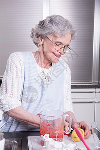 在厨房工作的女背景图片