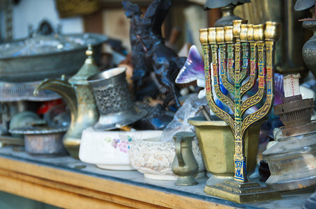 以色列贾法特拉维夫一家古老董店的旧门诺拉和其他犹图片