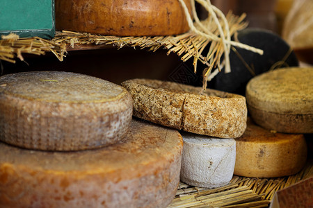 在意大利北部布拉的国际乳酪节的摊位上配有成图片