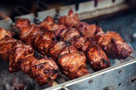 美食广场夏季野餐美味的烧烤肉串在开放式烤架上烧烤图片