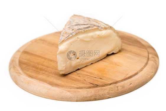 砧板上的典型意大利奶酪片图片