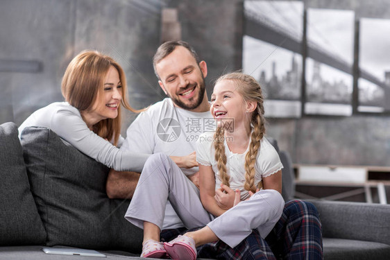 快乐的家庭在家里一起玩得开心图片