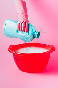 粉红色背景泡沫塑料盆中女清洁洗涤液部分视图含彩图片