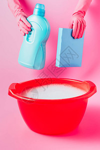 橡胶手套中女清洁剂的作物形象图片