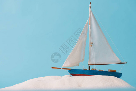白色沙滩上的装饰船图片
