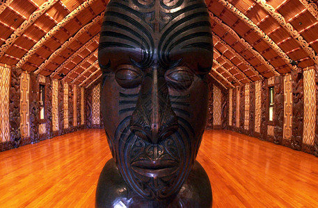 在新西兰怀唐伊条约馆附近的一个会议室Marae内看到毛利人图片