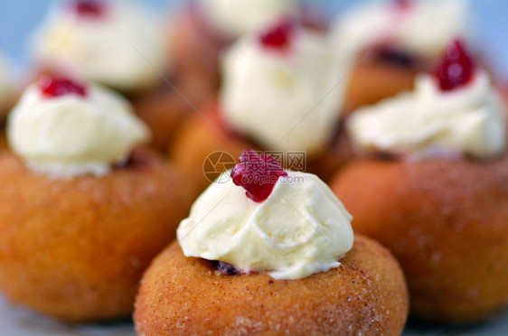 迷你Sufganiyot甜圈装满了草莓果冻为Hanukk图片