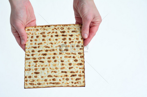 犹太妇女的手握着叶子面包图片