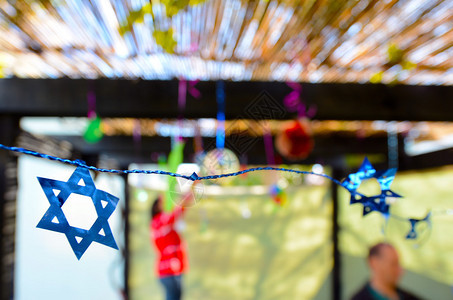犹太家庭为犹太Sukkot节装饰SukkahASukkah是一个临时结构图片