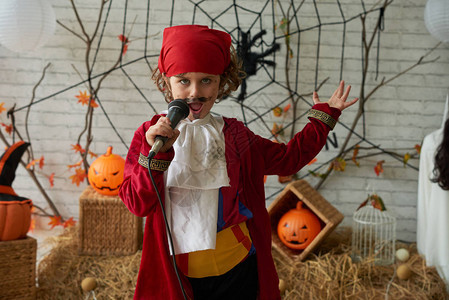 穿着海盗服装的天才男孩在万圣节派对上图片