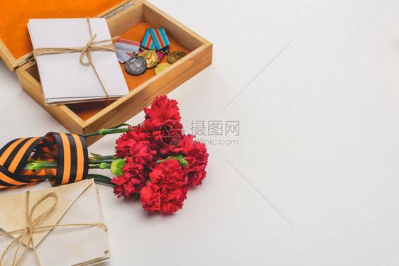 盒装奖牌一堆字母康乃馨的盒子近镜头图片