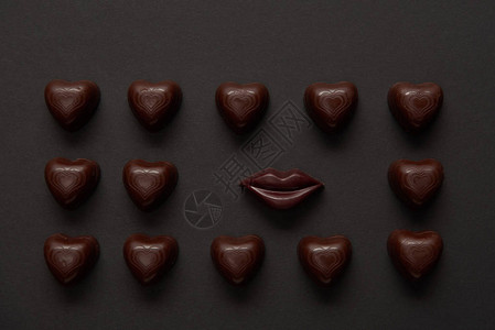 黑色背景中美味巧克力嘴唇和巧克力图片