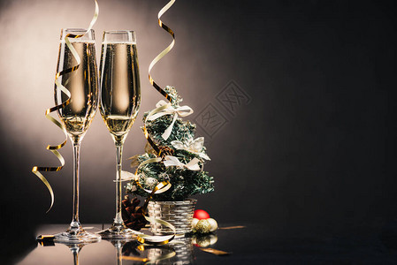 香槟杯丝带装饰品和小圣诞树图片