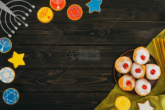 月经甜圈和饼干的顶部观景与达维德图片