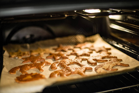 在烤箱中烘烤的饼干制作姜饼系列图片
