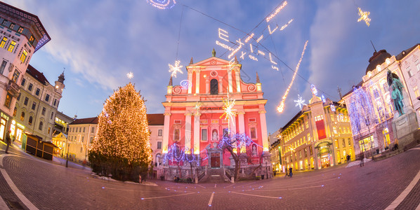 浪漫的卢布尔雅那市中心为圣诞假期装饰Preserens广场图片