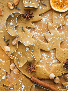 圣诞面包背景面团饼干切饼香料和坚图片