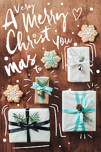 礼物盒和圣诞饼干的顶部视图图片