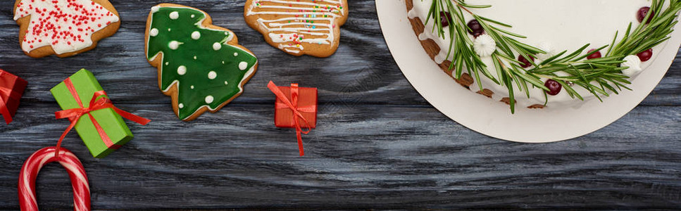 圣诞派小礼物和饼干在黑图片