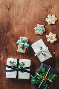 圣诞礼物盒和木本底花饼背景图片