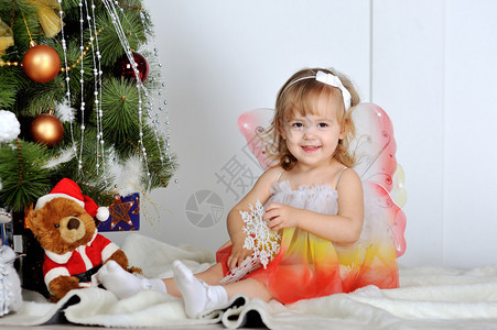 一棵圣诞枞树的小女孩图片