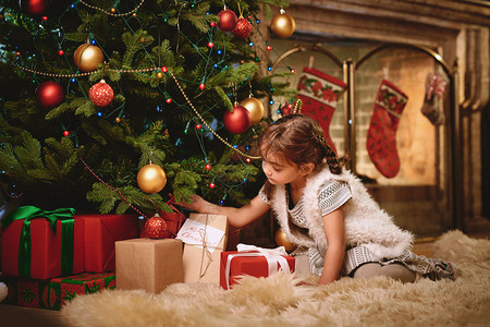 小女孩在圣诞树下面找礼物小图片
